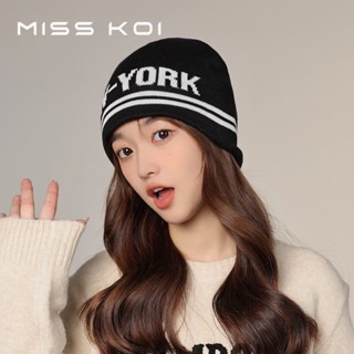 Misskoi [พร้อมส่ง] หมวกถัก กันลม พิมพ์ลายตัวอักษร เข้ากับทุกการแต่งกาย แฟชั่นฤดูใบไม้ร่วง ฤดูหนาว สําหรับผู้ชาย และผู้หญิง