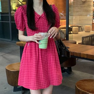 Yuyureal ชุดเดรสสำหรับผู้หญิง Magenta Doll COLLAR Plaid Dress แขนพัฟ A-Line MIDI DRESS