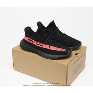 【ฟรีถุงเท้า】รองเท้าผ้าใบ รองเท้าวิ่ง UA Core Black Red Yeezy Boost 350 v2 สําหรับผู้ชาย ผู้หญิง ไซซ์ 36-48 ส่งฟรี KYGI