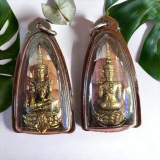 จี้ จี้พระ พระมหาจักรพรรดิ กรอบกันน้ำ 3 ชิ้น งานทองเหลืองแท้ จัมโบ้ สร้อยพระมหาจักรพรรดิ ล็อกเก็ต เพื่อพ้นจากโรคภัยไข้เจ็บ.