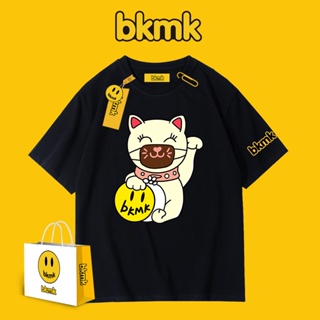 Bkmk เสื้อยืดแขนสั้น พิมพ์ลายการ์ตูนแมวนําโชค หน้ายิ้ม ทรงหลวม แฟชั่นฤดูร้อน สําหรับผู้หญิง