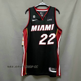 【คุณภาพสูง】ใหม่ ของแท้ NBA Miami Heat สําหรับผู้ชาย #22 เสื้อกีฬาแขนสั้น ลายทีม Jimmy Butler 2022-23 สีดํา