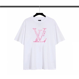 L-v- เสื้อยืด พิมพ์ลายโลโก้หลุยส์ อินเทรนด์ สัมผัสและพื้นผิวที่ดี และเอฟเฟคร่างกายส่วนบนสวยมาก ทั้งชายและหญิง Ktyiu