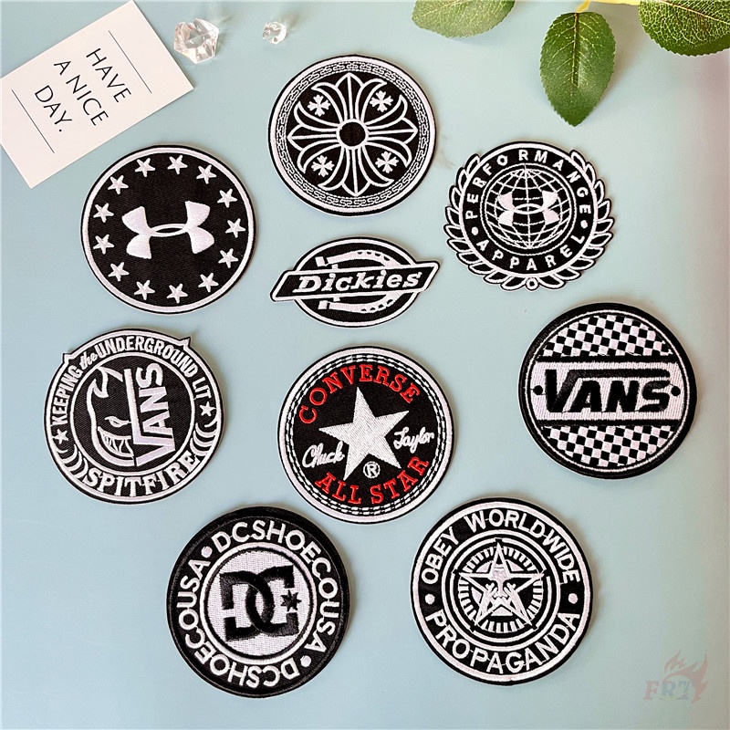 แพทช์เหล็กบนแบรนด์แฟชั่นคลาสสิก 1 ชิ้นสีดําและสีขาว DIY เย็บบนเหล็กบนป้ายแพทช์