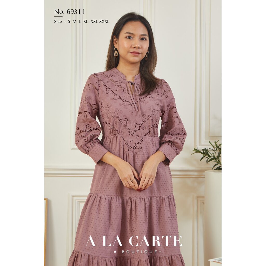 69311A la carteชุดเดรสคอตตอน ช่วงบนผ้าลูกไม้คอตตอนงานปักฉลุ ทรงคอวีผูกโบ ต่อกระโปรงด้านล่างลายจุดรูดรอบเอว ตัดต่อกร...