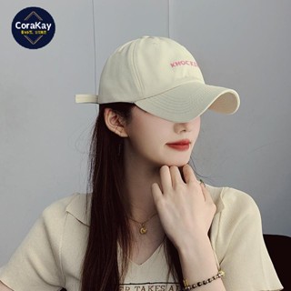 [CoraKay] หมวกเบสบอล แบบนิ่ม พิมพ์ลายตัวอักษร KNOCKING สีเบจ สไตล์เกาหลี สําหรับผู้หญิง