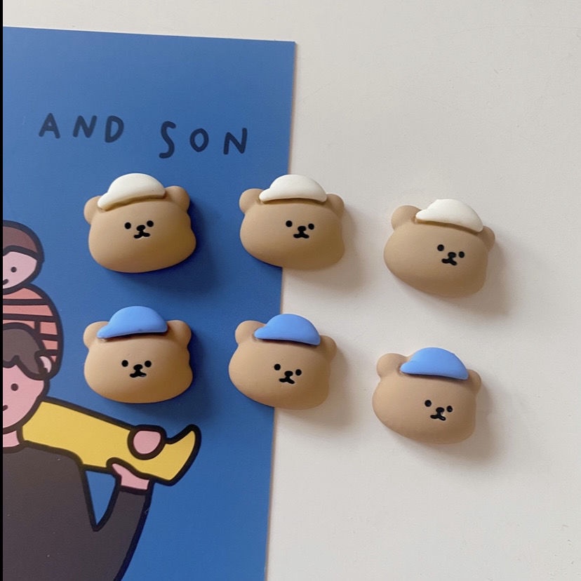 หมุด หมุดดันบิสกิต แฮนด์เมด รูปการ์ตูนหมีบราวน์น่ารัก 6 ชิ้น สําหรับตกแต่งห้องเรียน หมุดปักกระดานไม้ก๊อก หมุดดันผ้าสักหลาด ลายการ์ตูนหมี สีน้ําตาล สําหรับตกแต่งผนัง ห้องเรียน หนังสือพิมพ์ 6 ชิ้น - รูปที่ 2