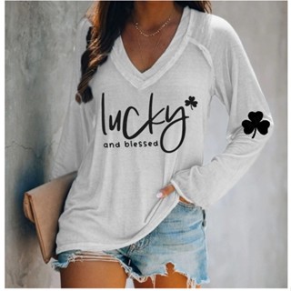 US-W0981 St. Patrick&amp;#39;s Clover lucky enjoyed เสื้อยืดคอวีแขนยาว Women&amp;#39;s Spot