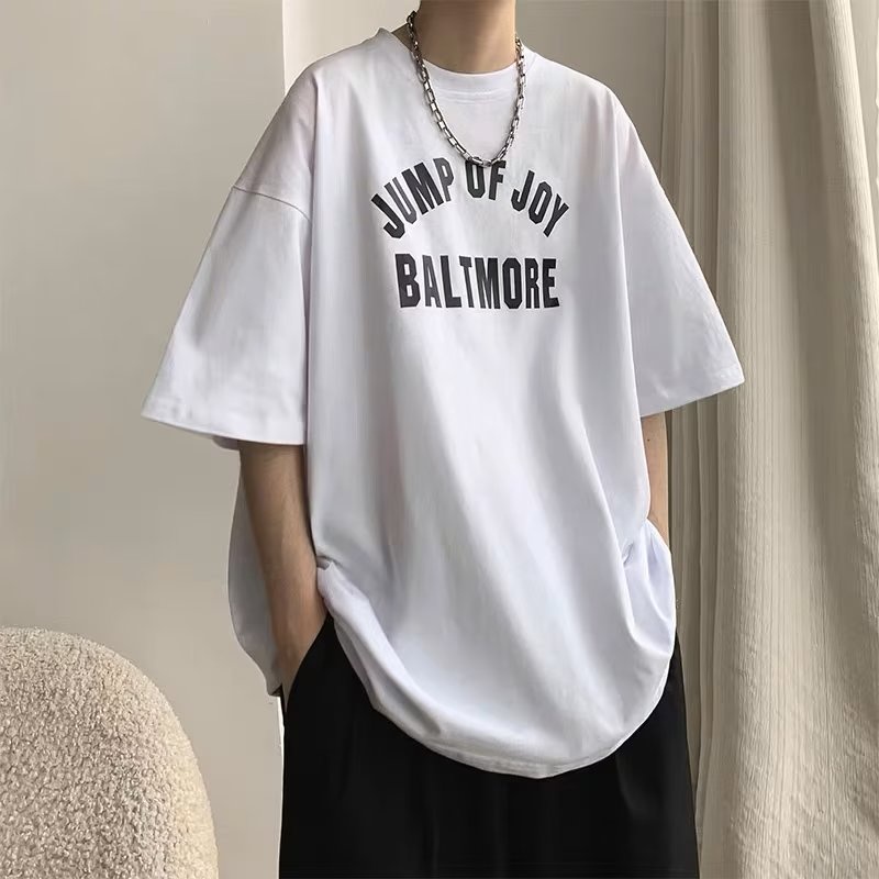 เสื้อยืดแขนสั้นลําลอง พิมพ์ลายตัวอักษร โอเวอร์ไซซ์ แฟชั่นยอดนิยม สไตล์เกาหลี สําหรับผู้ชาย【M-5XL】 - รูปที่ 2