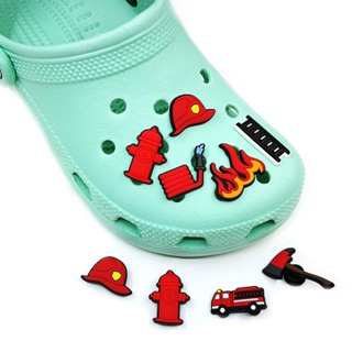 ค้อนทุบการ์ตูน Jibits Crocs Firemen หมวกรองเท้าเสน่ห์รถดับเพลิง Jibitz Charm Pin Extinguisher Jibbits Crocks ผู้หญิงรองเท้าอุปกรณ์เสริมตกแต่ง