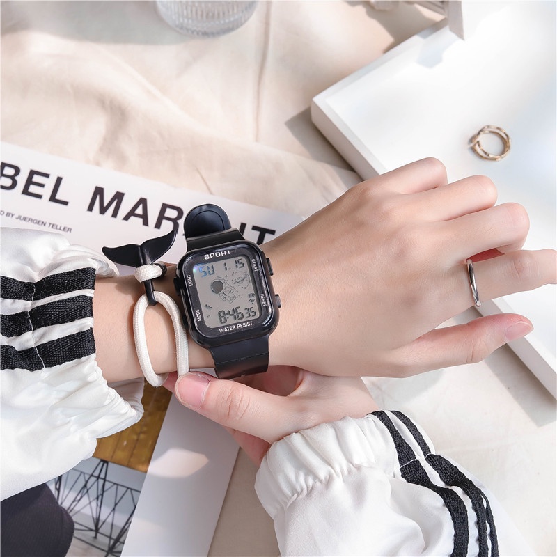 นาฬิกาข้อมือดิจิทัล สายยาง หน้าปัดสี่เหลี่ยม เรืองแสง ลายนักบินอวกาศ เหมาะกับเล่นกีฬากลางแจ้ง แฟชั่นสําหรับเด็กผู้ชาย และเด็กผู้หญิง - รูปที่ 5