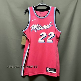 【คุณภาพสูง】ใหม่ ของแท้ NBA Miami Heat สําหรับผู้ชาย #22 เสื้อกีฬาแขนสั้น ลายทีม Jimmy Butler Jersey Pink Swingman