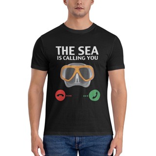 เสื้อยืด พิมพ์ลายกราฟิก The Sea Is Calling Diving Diverhot Sale สําหรับดําน้ํา