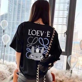 ใหม่ เสื้อยืดแขนสั้น ผ้าฝ้ายแท้ พิมพ์ลาย LOEWE Totoro แฟชั่นฤดูใบไม้ผลิ สําหรับผู้ชาย และผู้หญิง 2023