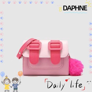 Daphne กระเป๋าสะพายไหล่ สะพายข้าง ทรงสี่เหลี่ยม แต่งจี้ลูกบอลขนเฟอร์ ขนาดเล็ก สีตัดกัน สีแดงกุหลาบ แฟชั่นสําหรับสตรี