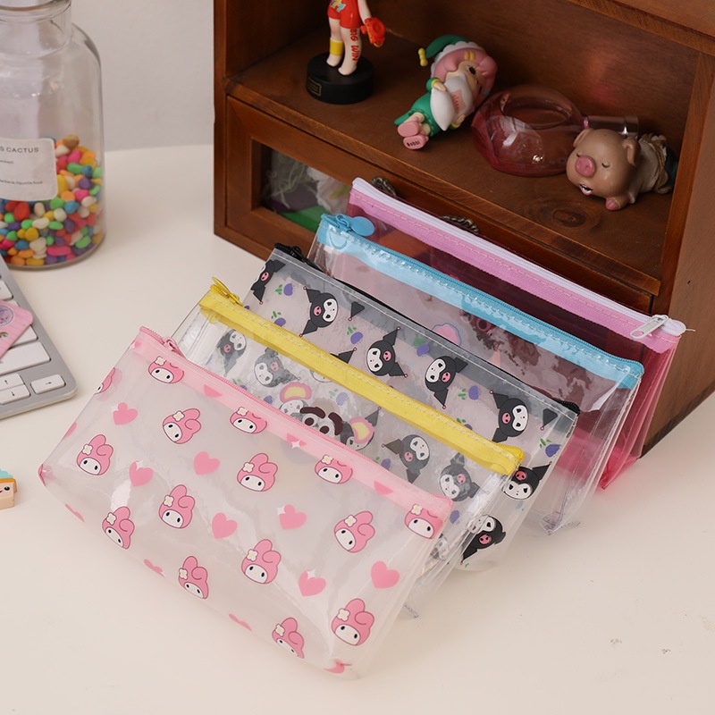 SANRIO กระเป๋าดินสอการ์ตูนน่ารัก ซานริโอ คุโรมิ ทํานอง อบเชยความจุขนาดใหญ่ใสกรณีดินสอพีวีซีนักเรียนเครื่องเขียนกล่องถุงเก็บ