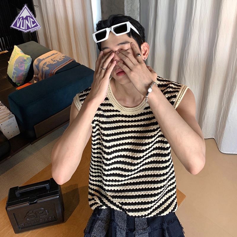 VUNC เสื้อกั๊กผู้ชายแฟชั่นใหม่อินเทรนด์สีดำและสีขาวลายกลวงย้อนยุคแนวนอนคลาสสิกถักเสื้อกัน