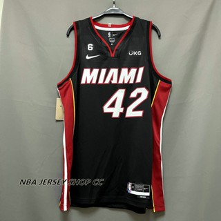 【คุณภาพสูง】ใหม่ ของแท้ NBA 2022-23 Miami Heat สําหรับผู้ชาย #42 เสื้อกีฬาแขนสั้น ลายทีม Kevin Love Icon Edition สีดํา