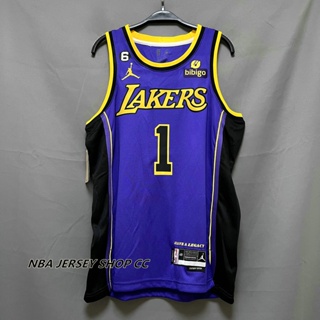 【คุณภาพสูง】ใหม่ ของแท้ NBA Los Angeles Lakers สําหรับผู้ชาย #1 เสื้อกีฬาแขนสั้น ลายทีมชาติสวิงแมน DAngelo Russell สีม่วง 2022-23