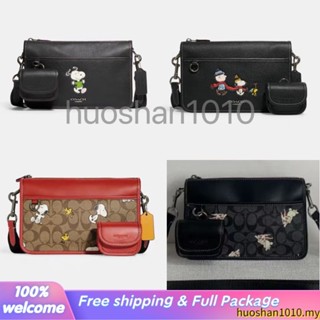 COACH CE710 CE709 CE300 Snoopy กระเป๋าสะพายไหล่ผู้ชาย/ลายสนูปปี้/ทูอินวัน/กระเป๋าหูฟัง/แฟชั่นหนุ่ม