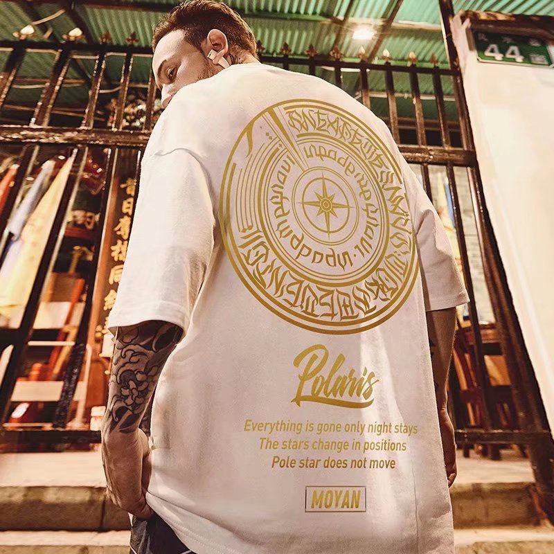 【สวมใส่ได้ 130 กก. M-8XL】เสื้อยืดแขนสั้น พิมพ์ลายกราฟฟิติหมี ทรงหลวม ใส่สบาย สไตล์ฮ่องกง สําหรับผู้ชาย