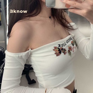 พร้อมส่ง เสื้อครอปเเขนยาวปาดไหล่สีขาว พร้อมส่ง*เสื้อปาดไหล่แขนยาว ตกแต่งด้วยรูปปลา