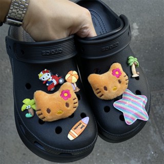 CROCS ชุดเครื่องประดับ รูปการ์ตูน Hello Kitty Jibits Charm Pin Heart ประดับโบว์ สีรุ้ง สําหรับเด็ก