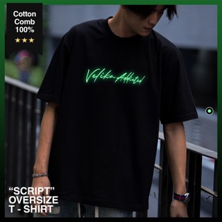 🔥ลดเพิ่ม6% ใช้โค้ด:JUNMF🔥 เสื้อยืด Oversize - "Script"  | Velika