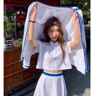 สีขาว เสื้อครอปแขนสั้นคอโปโล+ เซ็ตกระโปรงพลีทเอวสูง เสื้อยืดแฟชั่นสไตล์เกาหลีสีตัดกัน ใหม่ ชุดสูทแฟชั่นผู้หญิง
