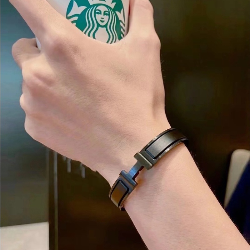 High-End ประณีตอารมณ์ H ตัวอักษรสร้อยข้อมือเหล็กไทเทเนียมสีดํา All-Match High-End สร้อยข้อมือสแตนเลส ราคา ถูกที่สุด ดีลบีเคเค แกลเลอรีภาพที่ 6