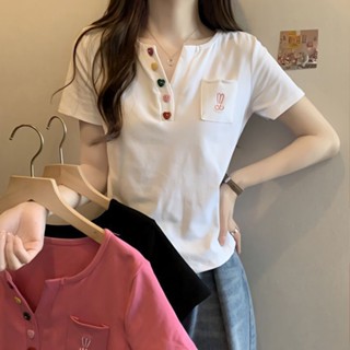 [HuuJing] เสื้อยืดแขนสั้น คอวี แต่งกระเป๋าลูกบอล 100% สําหรับผู้หญิง