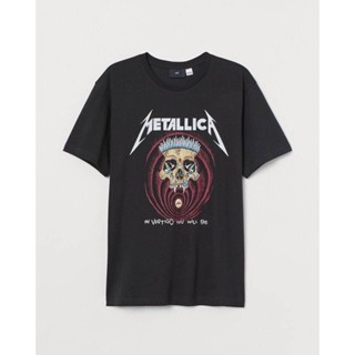 HN เสื้อยืด METALLICA สีดำ ปี 2021 H&amp;M ของแท้ 100% สินค้าขายดี‼️[สินค้าพรีออเดอร์ จัดส่งของ 2-3 วัน] เสื้อยืดคอกลม พร้อม