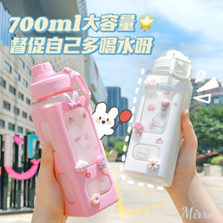 700ml ขวดน้ำน่ารักสำหรับสาวที่มีฝาปิดสติกเกอร์ฟางความจุขนาดใหญ่น้ำพลาสติกถ้วยนมแบบพกพา Kawaii Tumbler เด็กเครื่องดื่ม M