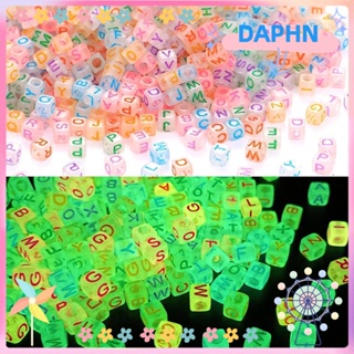 DAPHS ลูกปัดตัวอักษรเรืองแสงในที่มืด ทรงสี่เหลี่ยม 8 มม. สําหรับทําเครื่องประดับ