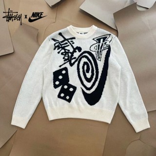 STUSSY 【พร้อมส่ง】ของแท้ 100% Nike เสื้อกันหนาว พิมพ์ลายโลโก้กราฟฟิติ ขนาดใหญ่ สําหรับผู้ชาย และผู้หญิง