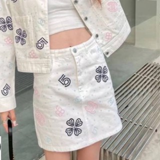 ♥ เช็คสินค้าก่อนสั่ง CHANEL CC NO.5 DENIM SKIRT กระโปรง ทรงเอไลน์ ผ้ายีนส์ ปรื้นลาย Cc no.5 กระโปรงยีนส์ ชาแนล