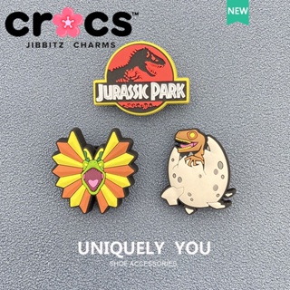 Jibbitz Crocs charms หัวเข็มขัดรองเท้า อุปกรณ์เสริมรองเท้า Crocs สไตล์ใหม่ ดอกไม้ ของแท้ รูรองเท้า อุปกรณ์เสริม Jurassic Park รองเท้าตกแต่งด้านบน Crocs Zhibixing