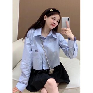 L2TJ MIU MIU 23 spring and summer new sweet style pocket embroidery letter heavy industry rhinestone burrs long sleeve short versatile shirt