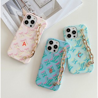 พร้อมส่ง เคสโทรศัพท์มือถือ ลายนูน LV พร้อมสร้อยข้อมือ สําหรับ iphone14 promax 14 14pro 14plus 13 12 11 12 13PROMAX