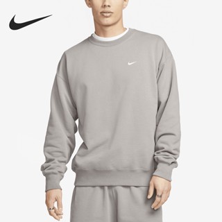 【พร้อมส่ง】ของแท้ 100% Nike Solo Swoosh เสื้อกันหนาว คอกลม ผ้าถัก ปักลายโลโก้ ทรงหลวม สําหรับผู้ชาย DX0812-029