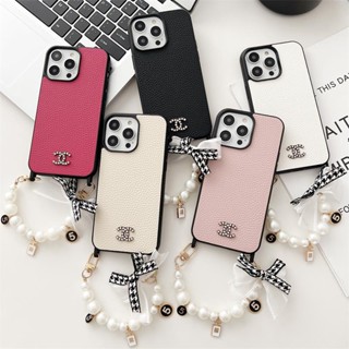 เคสโทรศัพท์มือถือ ลายโลโก้แบรนด์หรู พร้อมสายคล้องมือ ประดับมุก สําหรับ iPhone 13 Pro Max 14 Pro Max IP 12 Pro Max
