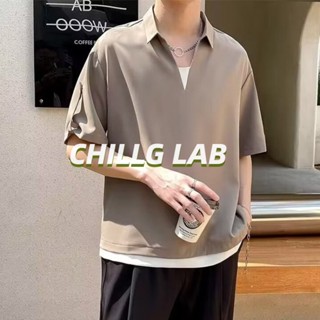 CHILLG LAB เสื้อโปโลฤดูร้อนแบรนด์อินเทรนด์ระดับ high-end ผ้าไหมน้ำแข็งความรู้สึกการออกแบบของผู้ชายปลอมสองชิ้นคอวีแขนสั้นปกของผู้ชายแสงสไตล์ที่คุ้นเคย