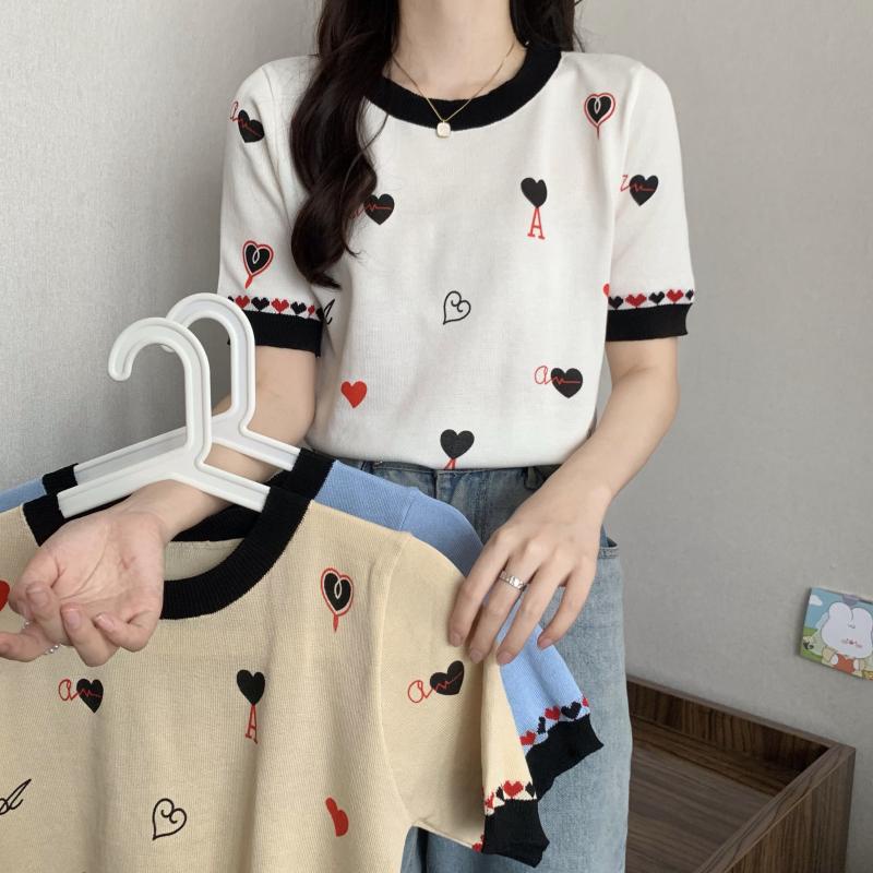 LittleBee.6243🌸 เสื้อคอกลม เสื้อไหมพรมแขนสั้น แนวมินิมอลน่ารักสไตล์เกาหลีมาก ลายปักหัวใจ