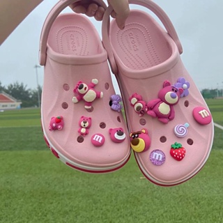 การ์ตูน Lotso Bear Jibbits สําหรับ Crocs ชุดกุทัณฑ์ไข่ Jibitz Charm ดอกไม้รองเท้า Charms Pins Macaron สตรอเบอร์รี่ Jibits Crocks เด็กรองเท้าอุปกรณ์เสริมตกแต่ง