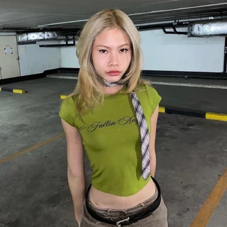 เสื้อยืดครอปท็อปลําลอง แขนสั้น พิมพ์ลายตัวอักษร แบบเรียบ เข้ารูป แฟชั่นฤดูร้อน สําหรับผู้หญิง