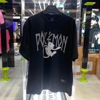 Av ใหม่ เสื้อยืดแขนสั้น พิมพ์ลายโปเกม่อน Mewtwo สําหรับผู้ชาย และผู้หญิง