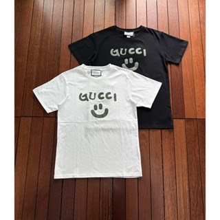 [คุณภาพสูง!!]Gucci Gucci เสื้อยืดลําลอง แขนสั้น คอกลม พิมพ์ลายตัวอักษร โลโก้หน้ายิ้ม ทรงหลวม