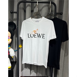 L0ewe ใหม่ เสื้อคอกลม แขนสั้น ผ้าฝ้าย พิมพ์ลายโมโนแกรม สําหรับผู้ชาย S-4XL