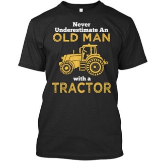 เสื้อยืด พิมพ์ลาย Old Man With A Tractor Never Underestimate พรีเมี่ยม สําหรับผู้ชาย