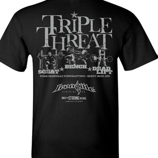 เสื้อยืด พิมพ์ลายการ์ตูน Ironville Triple Threat Squat Bench Deadlift Powerlifting สําหรับผู้ชาย